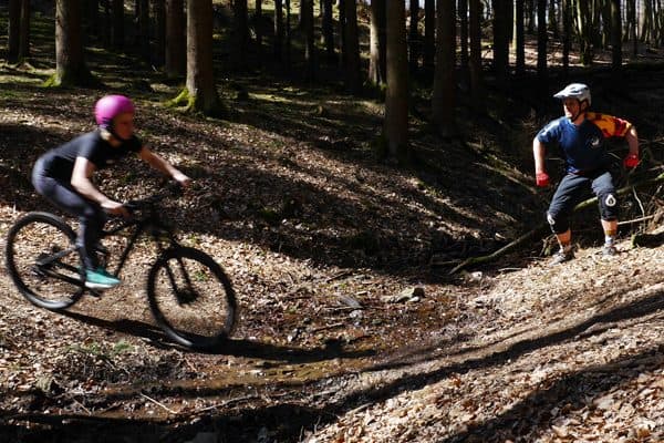 Lerne Mountainbiken auf Trails - In Fahrtechnikkursen bei der Trailacademy in Köln, Bonn, Wetter oder Koblenz zeigen dir professionelle Trainer den richtigen Umgang mit dem Bike