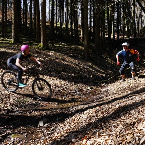 Lerne Mountainbiken auf Trails - In Fahrtechnikkursen bei der Trailacademy in Köln, Bonn, Wetter oder Koblenz zeigen dir professionelle Trainer den richtigen Umgang mit dem Bike